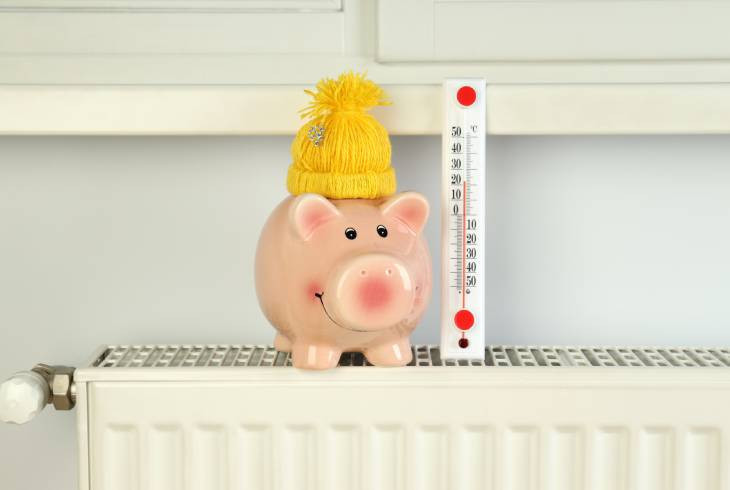 Pokladnička a teplomer na radiátore