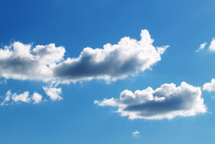 modrá obloha s oblakmi