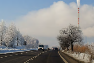 Zimná krajina a komínom